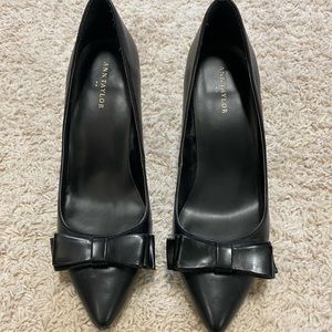 Pointed toe bow pumps